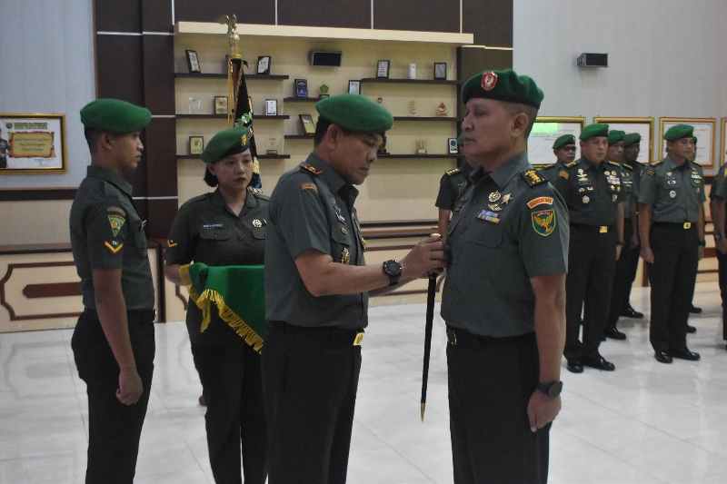 Danrem Pimpin Tradisi Penerimaan Warga Baru dan Penyerahan Jabatan Kasiren Korem 043/Gatam Danrem Pimpin Tradisi Penerimaan Warga Baru dan Penyerahan Jabatan Kasiren Korem 043/Gatam