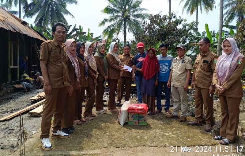 Pemerintah Pekon Gunung Doh Menyerah kan Bantuan Musibah Kebakaran Pemerintah Pekon Gunung Doh Menyerah kan Bantuan Musibah Kebakaran