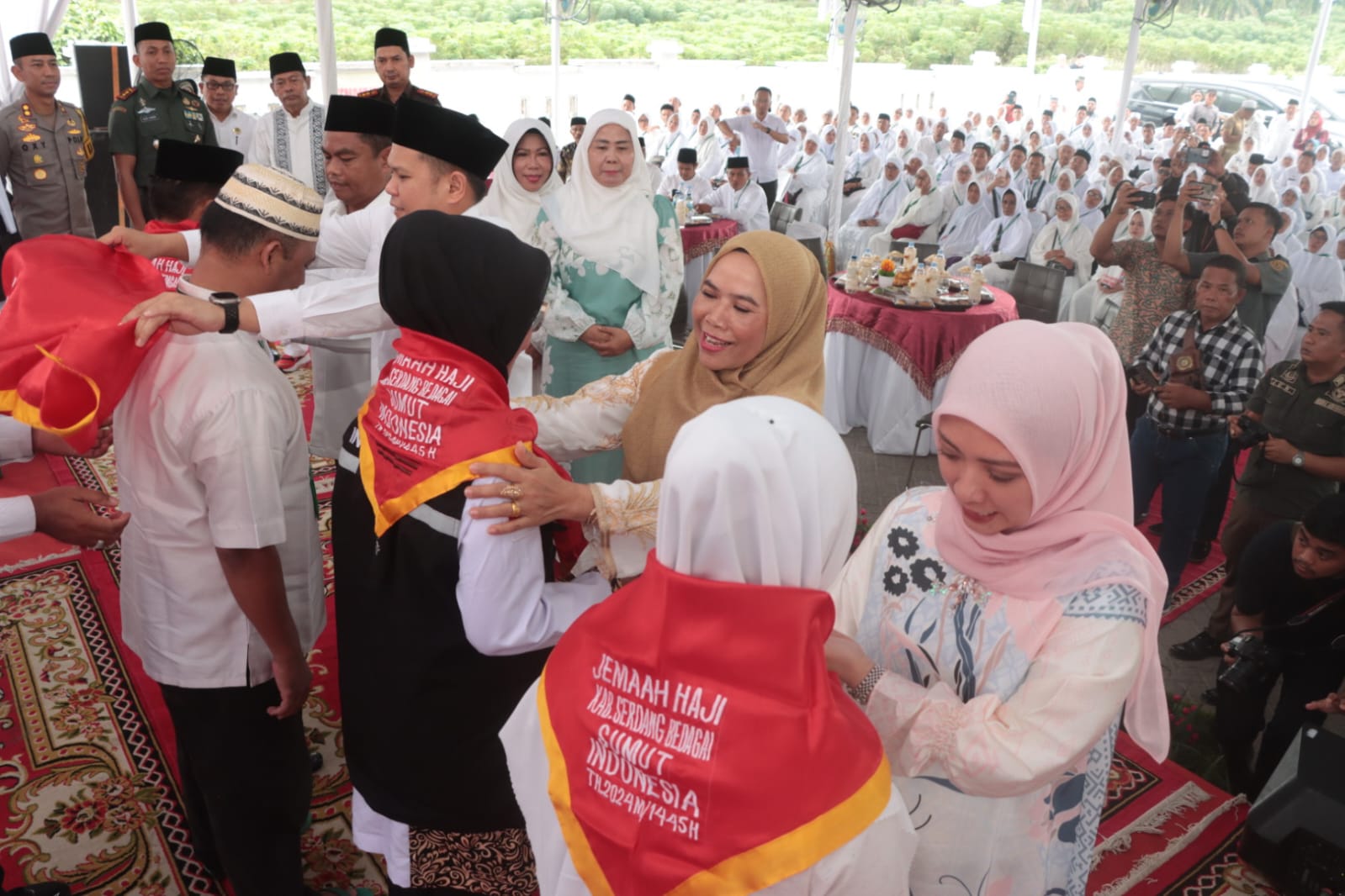 Bupati Sergai Lepas 319 Calon Jamaah Haji: Pesan Penting untuk Sabar dan Tawakal Bupati Sergai Lepas 319 Calon Jamaah Haji: Pesan Penting untuk Sabar dan Tawakal