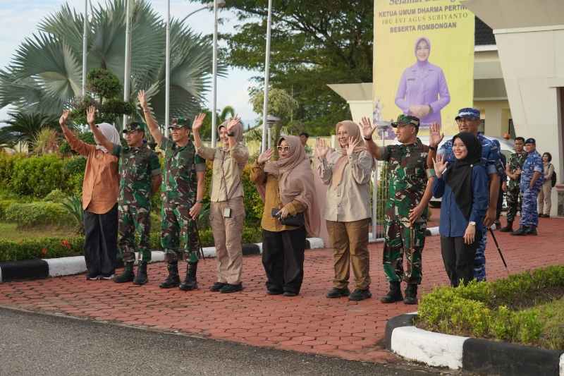 Pasca Bencana Sumbar, Ibu Panglima TNI Didampingi Danrem 032/Wbr Sumbar Beri Bantuan Pasca Bencana Sumbar, Ibu Panglima TNI Didampingi Danrem 032/Wbr Sumbar Beri Bantuan