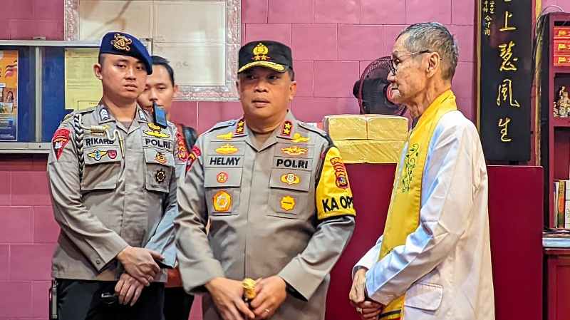 Kapolda Lampung dan Jajaran Pantau Khidmatnya Perayaan Waisak 2024 Kapolda Lampung dan Jajaran Pantau Khidmatnya Perayaan Waisak 2024