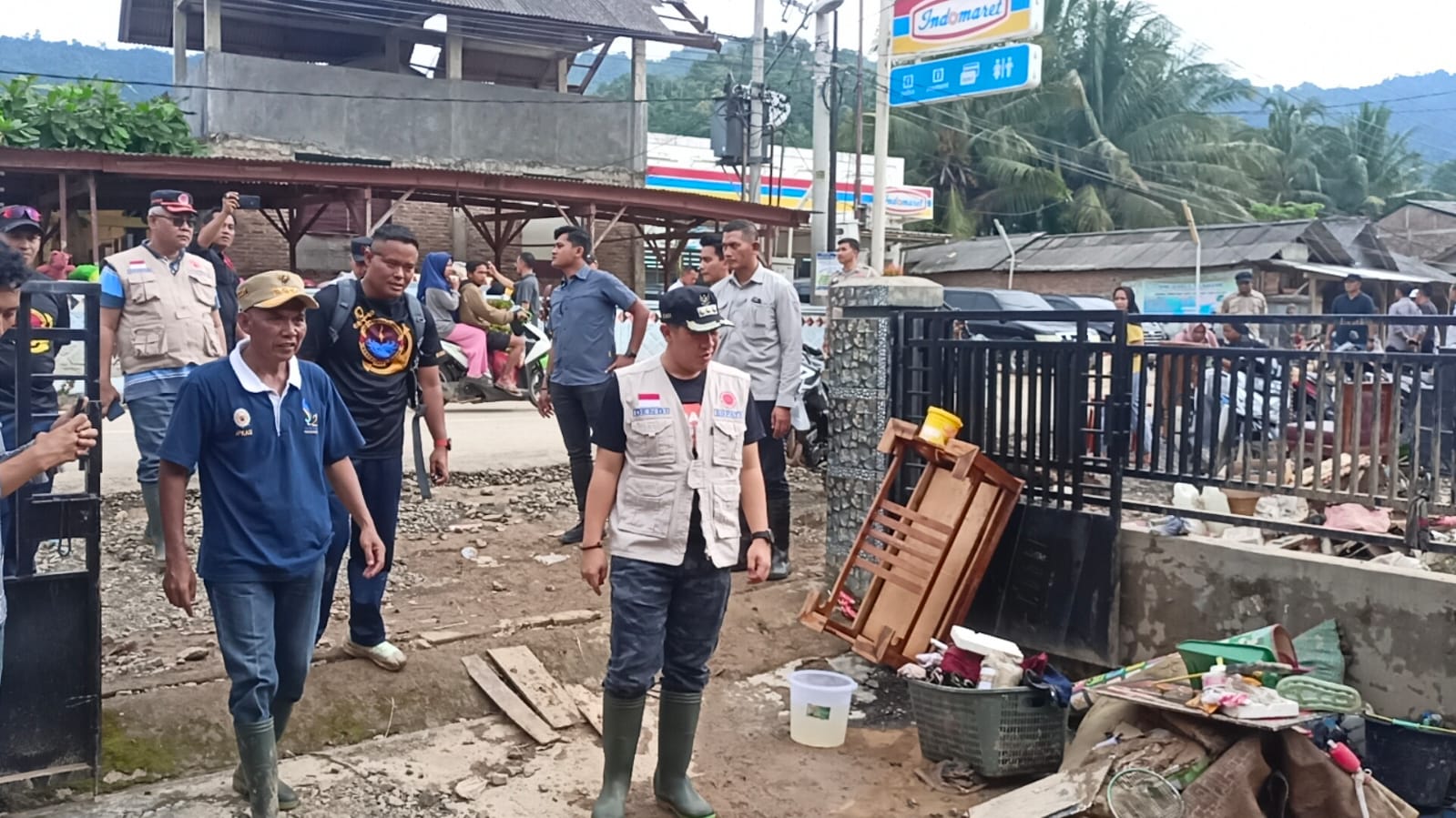 Dendi Tinjau Musibah Banjir yang Merendam Sejumlah Rumah di Dua Kecamatan Dendi Tinjau Musibah Banjir yang Merendam Sejumlah Rumah di Dua Kecamatan