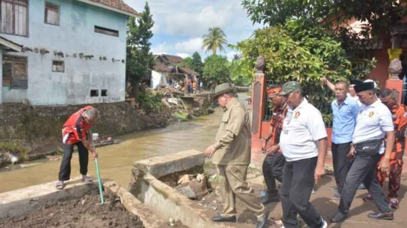 Cabup Tanggamus Mohammad Saleh Asnawi Tinjau Warga Yang Terdampak Banjir Cabup Tanggamus Mohammad Saleh Asnawi Tinjau Warga Yang Terdampak Banjir