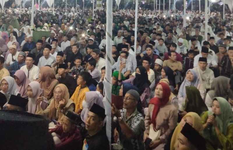 Ribuan Umat Banjiri Tabligh Akbar Bersama UAS Ribuan Umat Banjiri Tabligh Akbar Bersama UAS