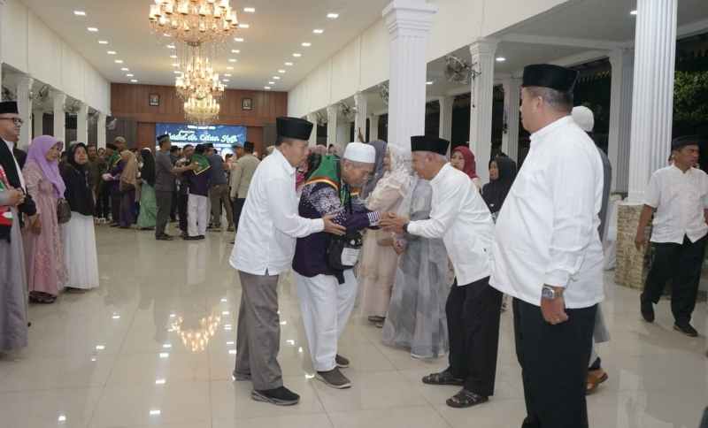 Bupati Surya Lepas Jema’ah Calon Haji Pemerintah Kabupaten Asahan Tahun 1445 H Kloter 14 Bupati Surya Lepas Jema’ah Calon Haji Pemerintah Kabupaten Asahan Tahun 1445 H Kloter 14
