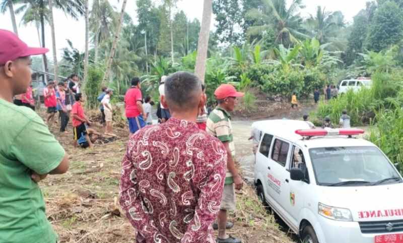 Masyarakat Sampang Turus Gotong Jenazah Menyeberangi Sungai Karena Tidak Adanya Jembatan Masyarakat Sampang Turus Gotong Jenazah Menyeberangi Sungai Karena Tidak Adanya Jembatan