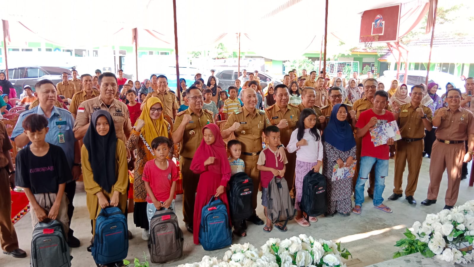 Pj Bupati Tanggamus Berikan Bantuan Untuk Siswa/i Korban Banjir Talang Padang Pj Bupati Tanggamus Berikan Bantuan Untuk Siswa/i Korban Banjir Talang Padang