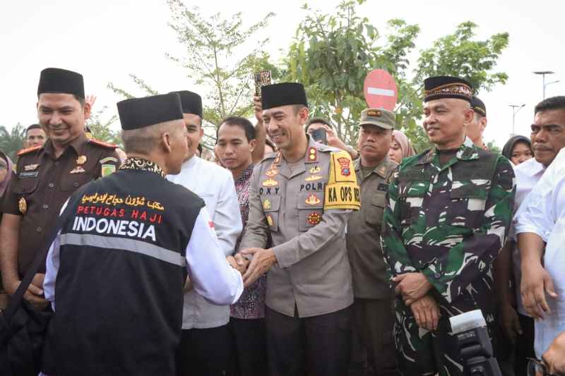 Kapolres Sergai Turut Lepas 324 Calon Jamaah Haji Kloter 16 Kapolres Sergai Turut Lepas 324 Calon Jamaah Haji Kloter 16