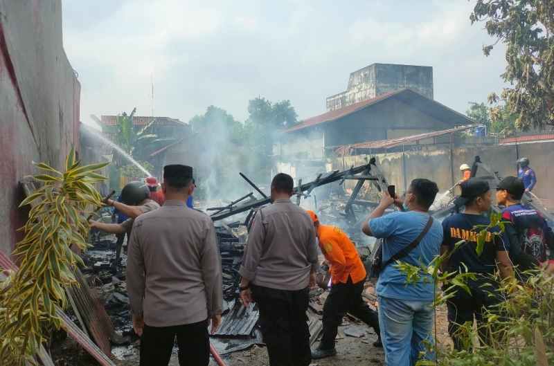 Polres Pringsewu olah TKP Kebakaran Rumah Ketua RT di Pringombo Polres Pringsewu olah TKP Kebakaran Rumah Ketua RT di Pringombo