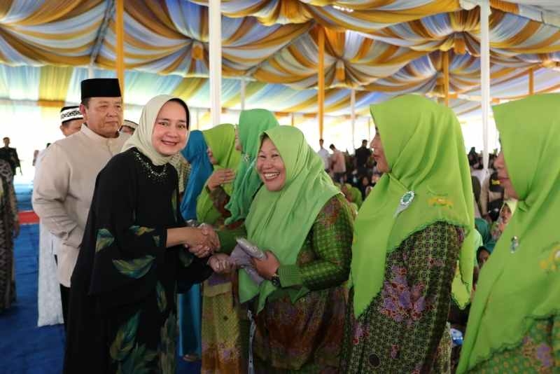 Gubernur Arinal dan Ibu Riana Hadiri Pengajian Akbar Pemprov Lampung di Tuba Gubernur Arinal dan Ibu Riana Hadiri Pengajian Akbar Pemprov Lampung di Tuba