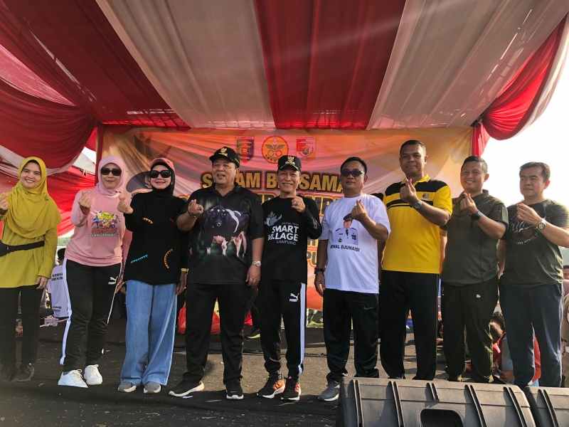 Pj Bupati Drs Qudratul Ikhwan Dampingi Gubernur Lampung Senam Bersama di Tuba Pj Bupati Drs Qudratul Ikhwan Dampingi Gubernur Lampung Senam Bersama di Tuba