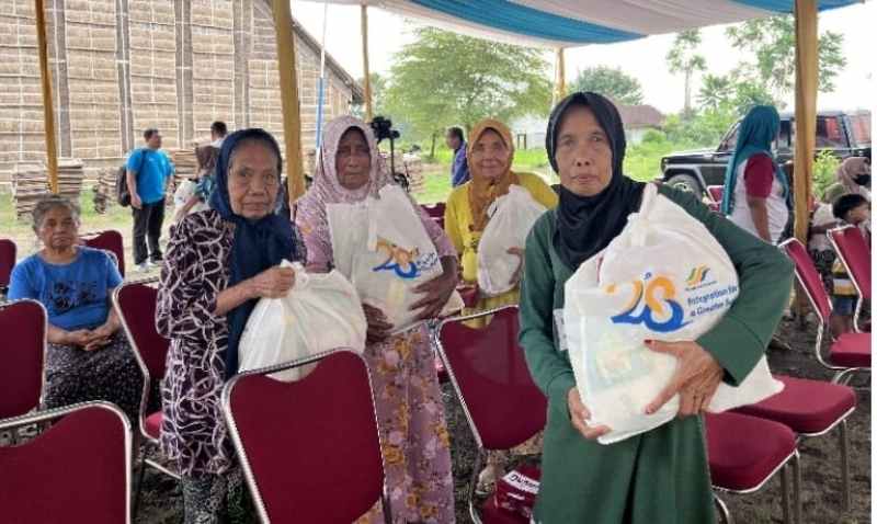 Ratusan Warga di Tiga Kota Terima Paket Sembako Gratis dari Program CSR PTPN I Regional 4 Ratusan Warga di Tiga Kota Terima Paket Sembako Gratis dari Program CSR PTPN I Regional 4