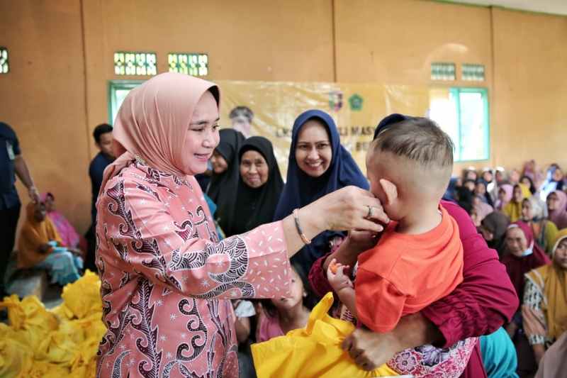 Ibu Riana Sari Bagikan Sembako di Tanggamus, Warga Ucapkan Terima Kasih dan Salam ke Gubernur Ibu Riana Sari Bagikan Sembako di Tanggamus, Warga Ucapkan Terima Kasih dan Salam ke Gubernur