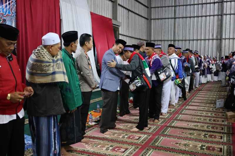 Pj. Bupati Drs. Nukman Lakukan Pelepasan Keberangkatan 228 CJH Tahun 2024 Pj. Bupati Drs. Nukman Lakukan Pelepasan Keberangkatan 228 CJH Tahun 2024