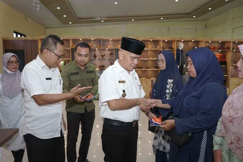 Bupati Asahan Serahkan Buku Tabungan Dana Pinjaman Bergulir Usaha Mikro Bupati Asahan Serahkan Buku Tabungan Dana Pinjaman Bergulir Usaha Mikro