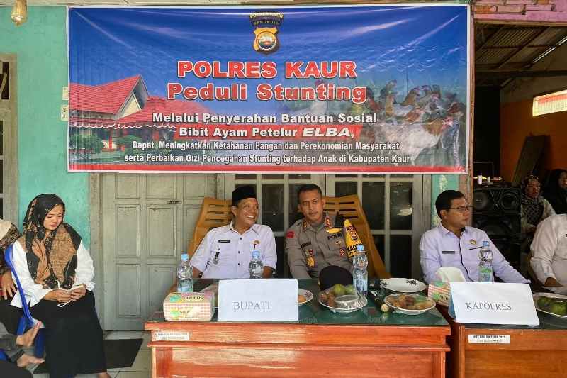 Peduli Stunting Kapolres Kaur Serahkan Bansos di Desa Talang Marap Peduli Stunting Kapolres Kaur Serahkan Bansos di Desa Talang Marap