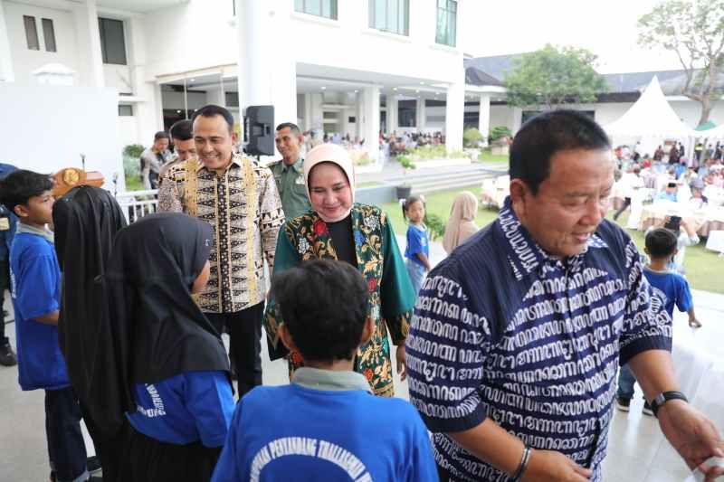 Gubernur Arinal dan Ibu Riana Bersilaturahmi dengan Relawan Donor Darah Sukarela PMI Gubernur Arinal dan Ibu Riana Bersilaturahmi dengan Relawan Donor Darah Sukarela PMI