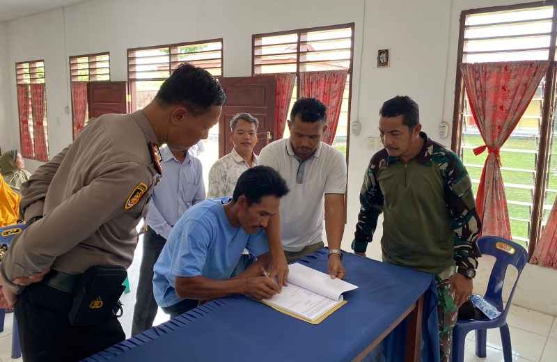 Kapolsek Tanah Jawa Selesaikan Kasus Pencurian Kelapa Sawit dengan Restorative Justice Kapolsek Tanah Jawa Selesaikan Kasus Pencurian Kelapa Sawit dengan Restorative Justice