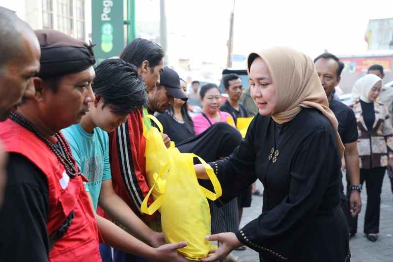 Ibu Riana Sari Beri Bantuan Sembako dari Program Siger kepada Karyawan Toko, Pedagang dan Pemulung Ibu Riana Sari Beri Bantuan Sembako dari Program Siger kepada Karyawan Toko, Pedagang dan Pemulung