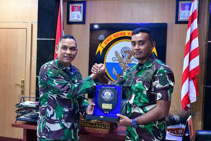 Dansatgas Pamtas Mobile RI-PNG Yonif 7 Marinir/Gobang Laksanakan Kunjungan Ke Lanal Timika Dansatgas Pamtas Mobile RI-PNG Yonif 7 Marinir/Gobang Laksanakan Kunjungan Ke Lanal Timika