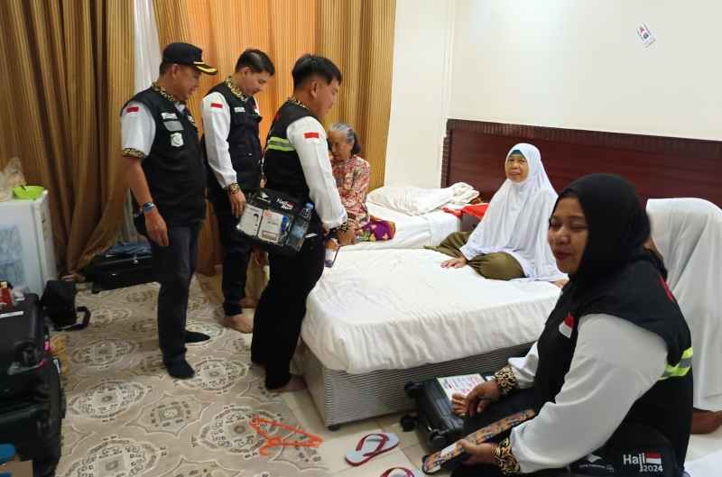 Petugas Memastikan Kesehatan Jamaah Haji Kloter 49 Petugas Memastikan Kesehatan Jamaah Haji Kloter 49
