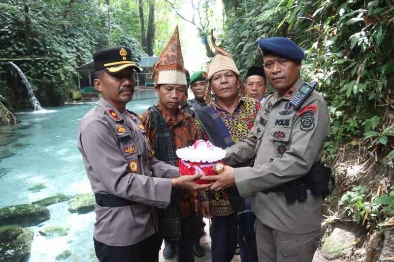 Wakapolres Simalungun dampingi Danyon A Sat Brimob Polda Sumut Laksanakan Tradisi Pengambilan Air Suci Wakapolres Simalungun dampingi Danyon A Sat Brimob Polda Sumut Laksanakan Tradisi Pengambilan Air Suci