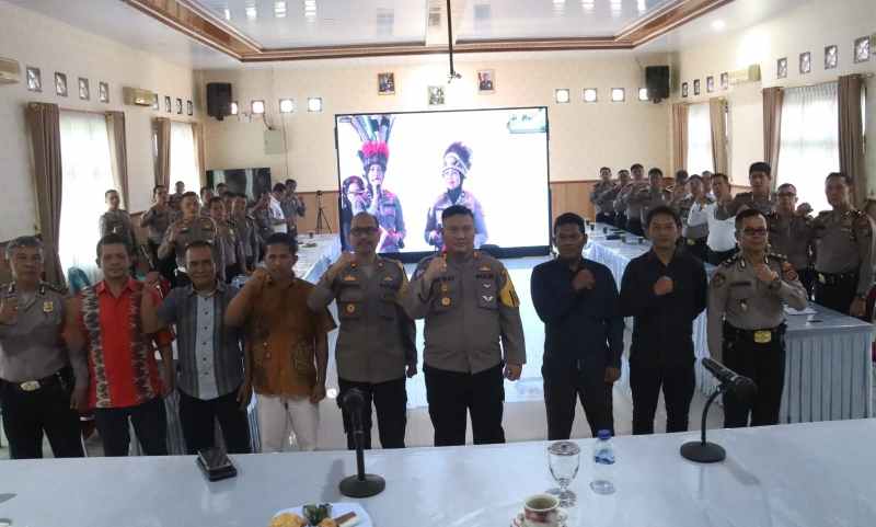 Kapolres Simalungun dan Jajaran Ikuti Dialog Penguatan Internal Polri secara Virtual Kapolres Simalungun dan Jajaran Ikuti Dialog Penguatan Internal Polri secara Virtual