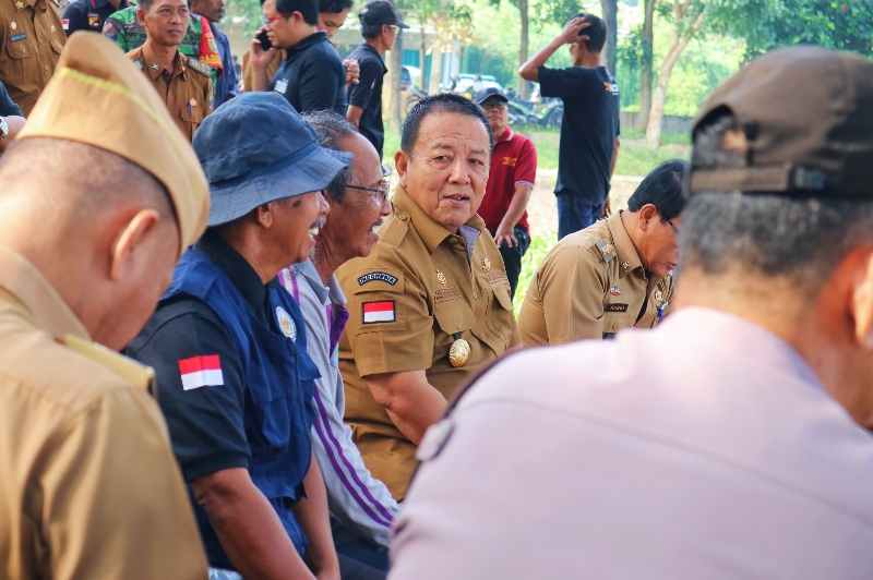 Gubernur Arinal Djunaidi Tebar Benih Ikan di Dam Raman Metro Gubernur Arinal Djunaidi Tebar Benih Ikan di Dam Raman Metro