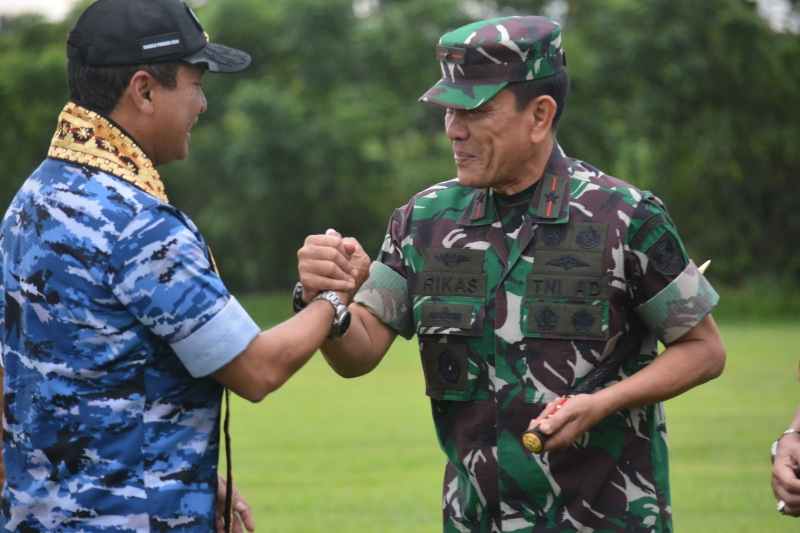 Danrem 043/Gatam Sambut Kedatangan KASAU Marsekal TNI M. Tonny Harjono Danrem 043/Gatam Sambut Kedatangan KASAU Marsekal TNI M. Tonny Harjono