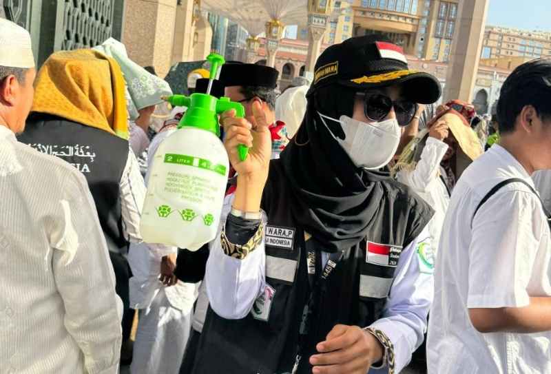 Kisah Polwan Bantu Jemaah Haji saat Cuaca Panas di Arab Saudi Kisah Polwan Bantu Jemaah Haji saat Cuaca Panas di Arab Saudi