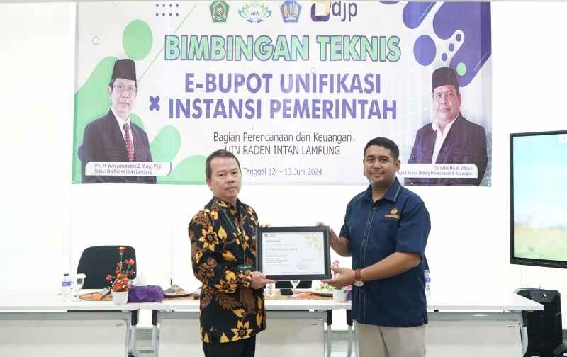 UIN RIL Kembali Raih Penghargaan Wajib Pajak dengan Kontribusi Pembayaran Terbesar 2023 UIN RIL Kembali Raih Penghargaan Wajib Pajak dengan Kontribusi Pembayaran Terbesar 2023