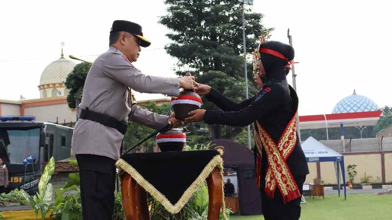 Polda Lampung Gelar Upacara Pengambilan Air Suci Menjelang Hari Bhayangkara ke-78 Polda Lampung Gelar Upacara Pengambilan Air Suci Menjelang Hari Bhayangkara ke-78