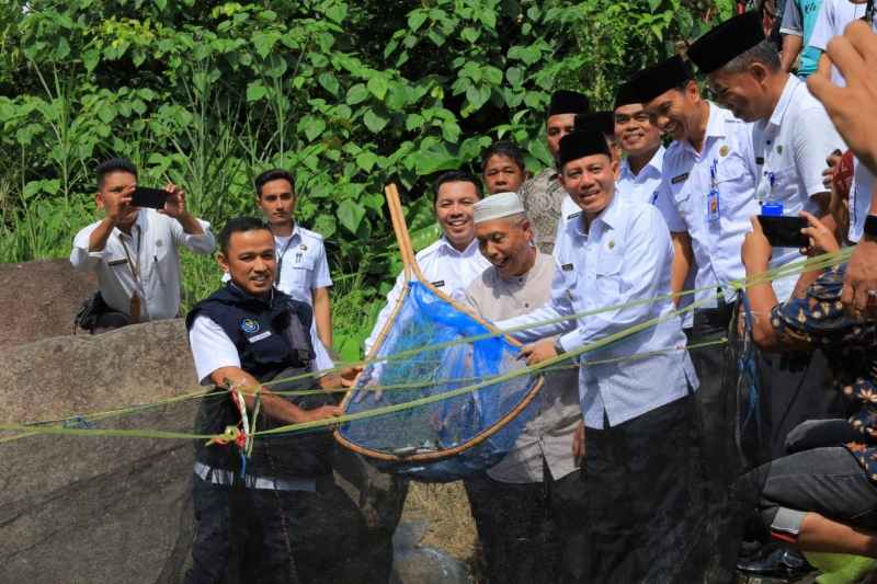 Bentuk Perhatian, Sabar AS Lepaskan Bibit Ikan Dikampung Tongah Petok Timur Bentuk Perhatian, Sabar AS Lepaskan Bibit Ikan Dikampung Tongah Petok Timur