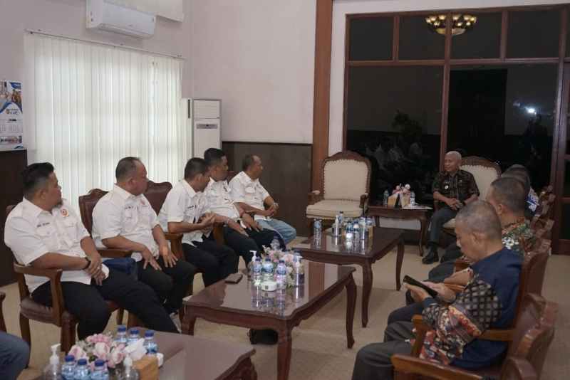 Bupati H. Surya Terima Audiensi KONI Kabupaten Asahan Bupati H. Surya Terima Audiensi KONI Kabupaten Asahan