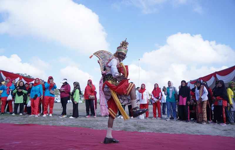 Fashion Show Lansia Warnai Peringatan HLUN ke-28 di Kabupaten Pringsewu Fashion Show Lansia Warnai Peringatan HLUN ke-28 di Kabupaten Pringsewu