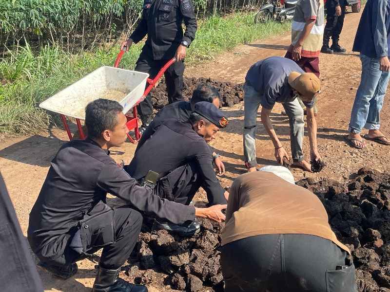 100 Anggota Brimob Bantu Warga Perbaiki Jalan 100 Anggota Brimob Bantu Warga Perbaiki Jalan