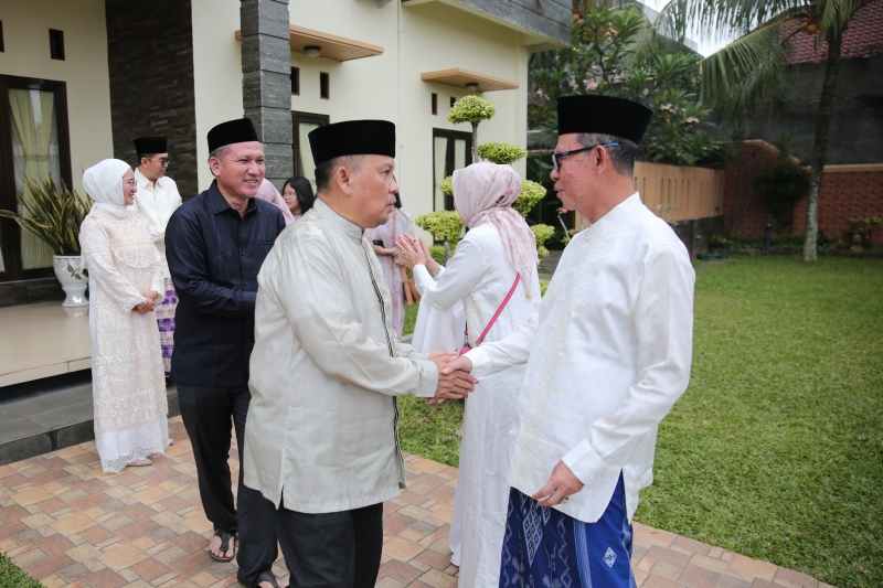 Plh. Gubernur Fahrizal Gelar Open House, Ucapkan Selamat Hari Raya Idul Adha 1445 H Plh. Gubernur Fahrizal Gelar Open House, Ucapkan Selamat Hari Raya Idul Adha 1445 H