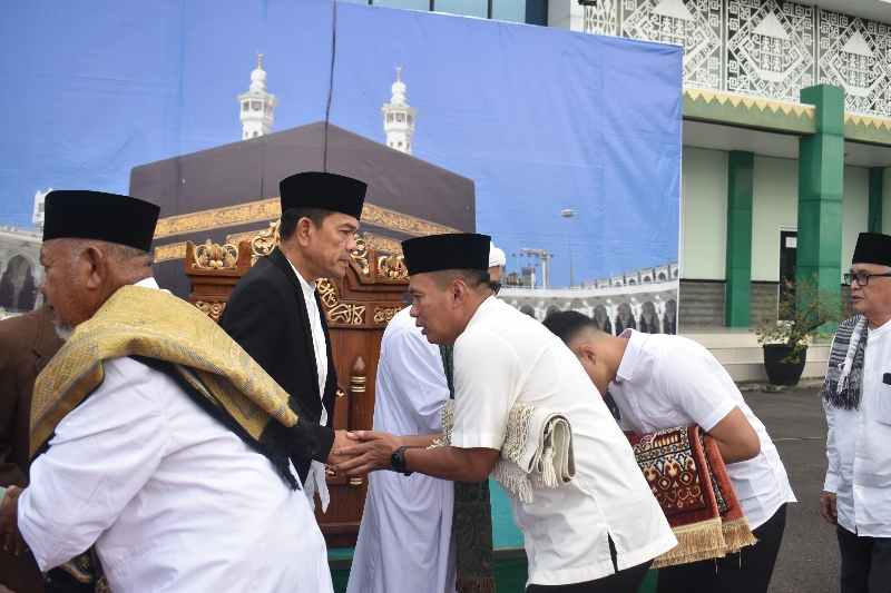 Danrem 043/Gatam, Laksanakan Sholat Idul Adha 1445 H/2024 M Bersama Masyarakat Danrem 043/Gatam, Laksanakan Sholat Idul Adha 1445 H/2024 M Bersama Masyarakat
