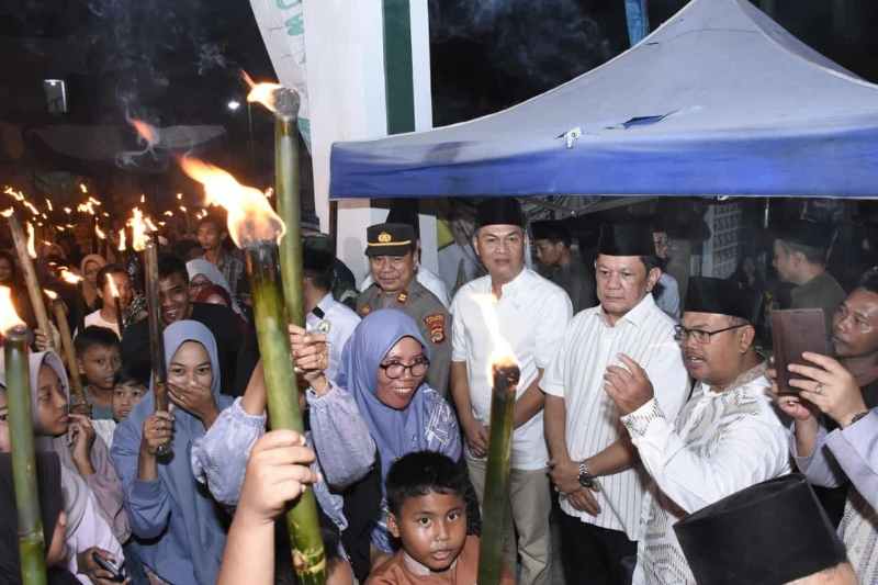 M.Firsada Melepas Peserta Pawai Takbir Keliling M.Firsada Melepas Peserta Pawai Takbir Keliling