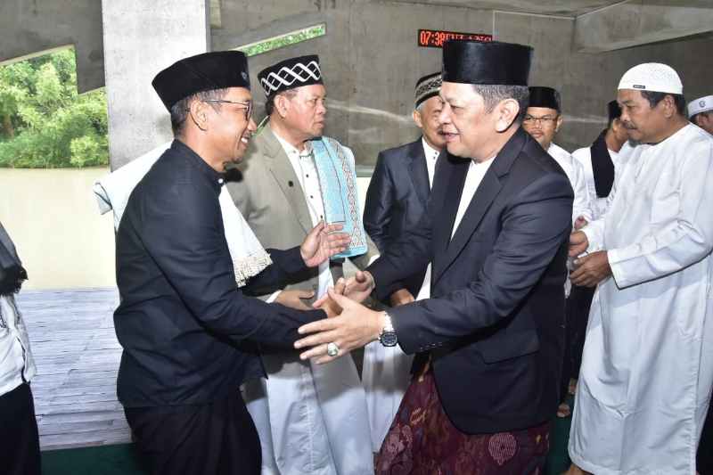 Bersama Keluarga, M. Firsada Sholat Idul Adha di Islamic Center Tubaba Bersama Keluarga, M. Firsada Sholat Idul Adha di Islamic Center Tubaba