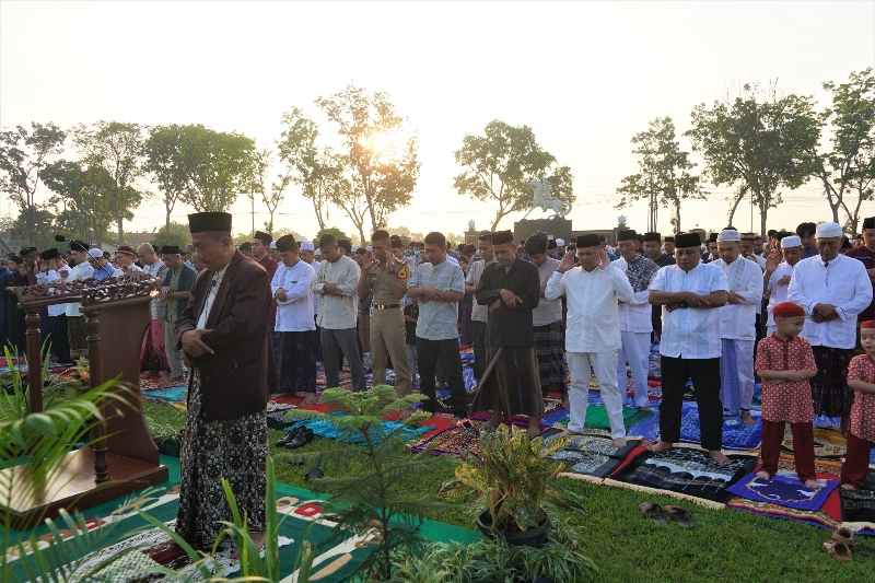 Danrem 071/Wjk Peringati Idul Adha 1445 H dengan Sholat bersama dan Penyembelihan Hewan Qurban Danrem 071/Wjk Peringati Idul Adha 1445 H dengan Sholat bersama dan Penyembelihan Hewan Qurban