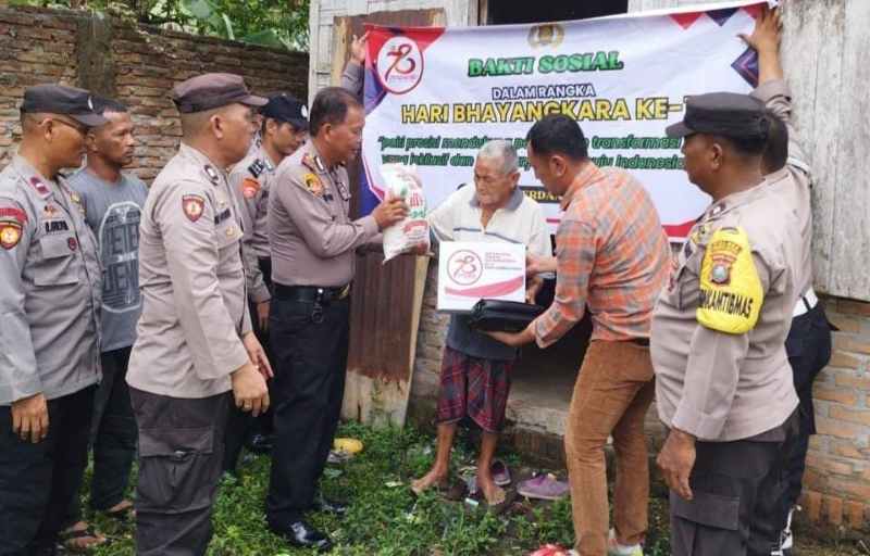 Polres Sergai Sektor Tanjung Beringin Salurkan Bantuan ke Warga Kurang Mampu Polres Sergai Sektor Tanjung Beringin Salurkan Bantuan ke Warga Kurang Mampu