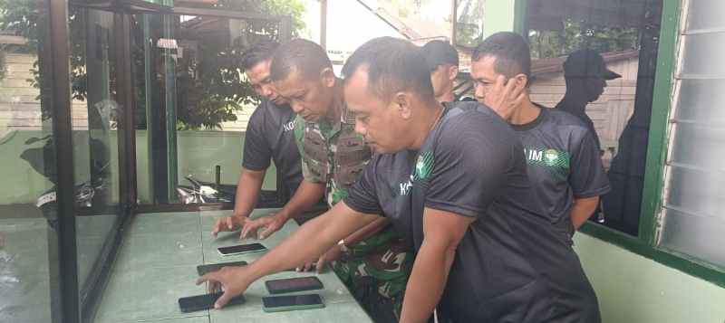 Marak Judi Online di Medsos, Danramil Kapten Inf.M Lomban Raja Sidak HP Personel Marak Judi Online di Medsos, Danramil Kapten Inf.M Lomban Raja Sidak HP Personel