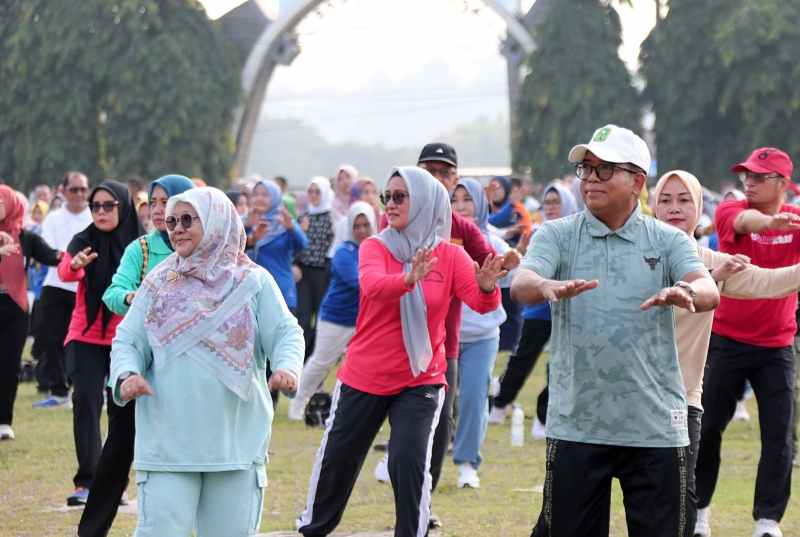 Hari Pertama Berdinas, Pj. Gubernur Samsudin dan Ibu Maidawati Senam Bersama Pegawai Pemprov Hari Pertama Berdinas, Pj. Gubernur Samsudin dan Ibu Maidawati Senam Bersama Pegawai Pemprov