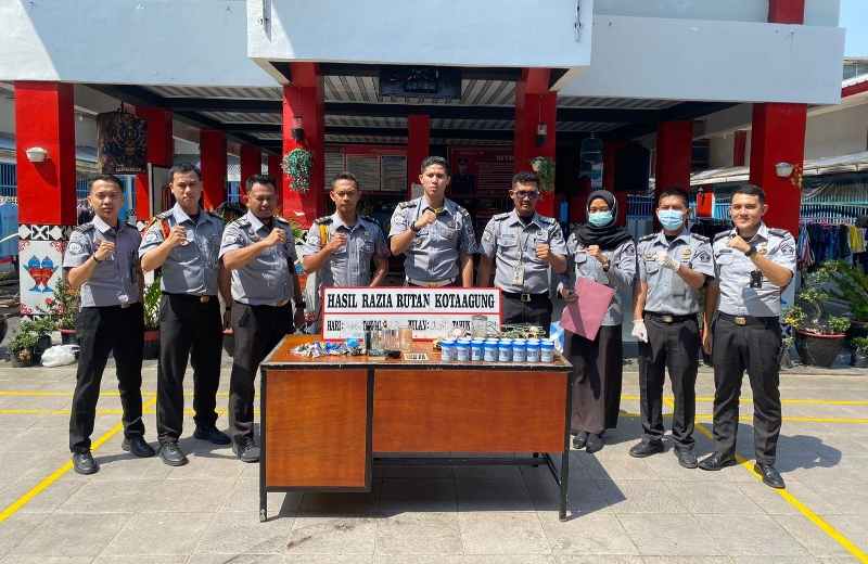 Rutan Kelas IIB Kota Agung Komitmen Bersinar Razia Kamar Hunian, Test Urine Bagi Petugas dan WBP Rutan Kelas IIB Kota Agung Komitmen Bersinar Razia Kamar Hunian, Test Urine Bagi Petugas dan WBP