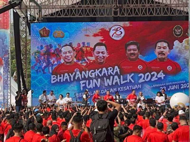 Kapolri, Jamintel dan KSAD Nyanyi Bareng di Bhayangkara Fun Walk 2024 Kapolri, Jamintel dan KSAD Nyanyi Bareng di Bhayangkara Fun Walk 2024