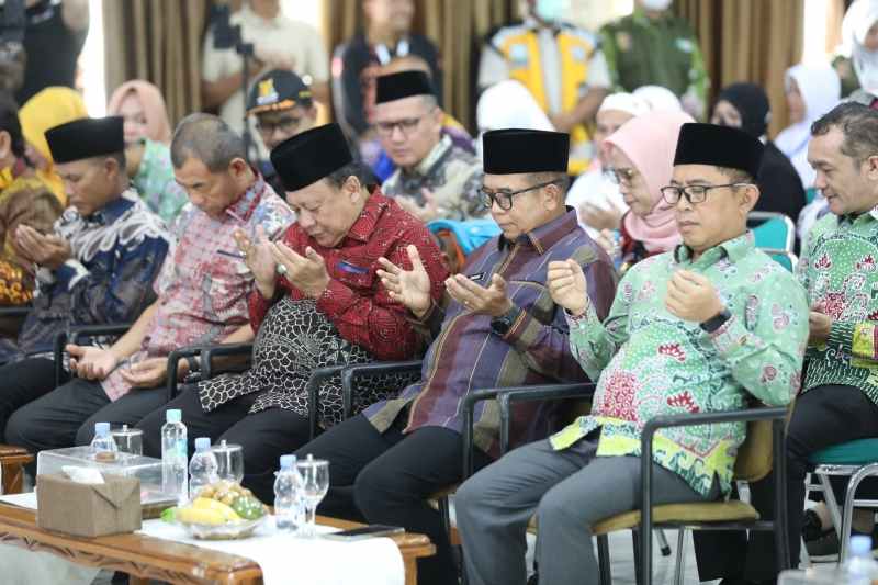 Pj. Gubernur Samsudin Sambut Kedatangan Jemaah Haji Kloter Pertama di Asrama Haji Pj. Gubernur Samsudin Sambut Kedatangan Jemaah Haji Kloter Pertama di Asrama Haji