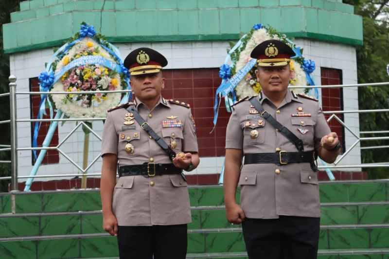 Kompak Polres Simalungun Gelar Tabur Bunga di TMP Pematang Siantar Kompak Polres Simalungun Gelar Tabur Bunga di TMP Pematang Siantar