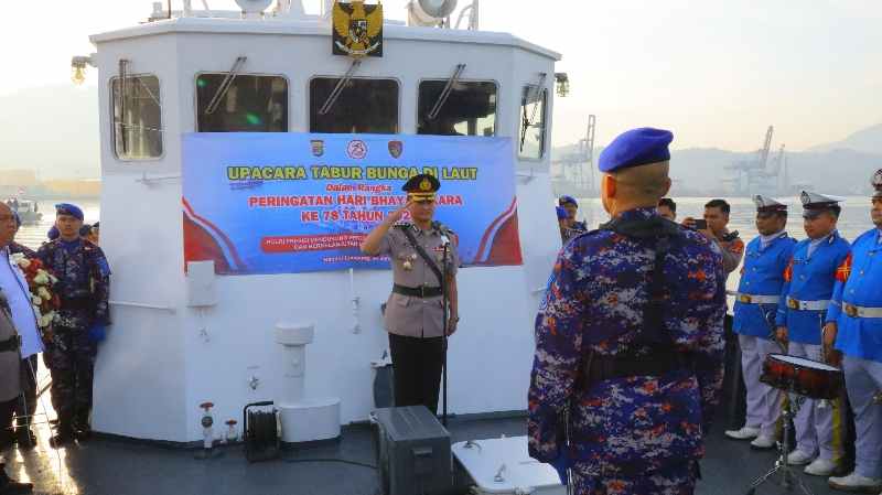 Menyambut Hari Bhayangkara ke 78, Polda Lampung Tabur Bunga di Laut Menyambut Hari Bhayangkara ke 78, Polda Lampung Tabur Bunga di Laut