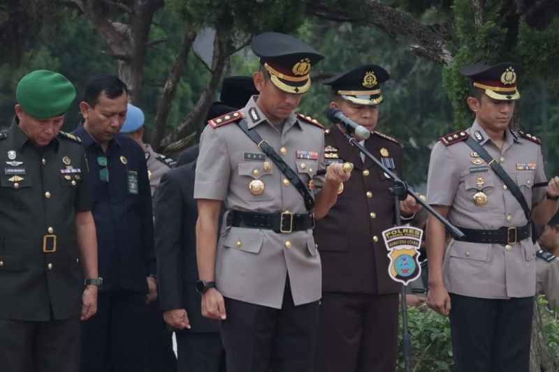Kapolres Sergai Pimpin Ziarah dan Tabur Bunga, Peringati HUT ke-78 Bhayangkara Kapolres Sergai Pimpin Ziarah dan Tabur Bunga, Peringati HUT ke-78 Bhayangkara